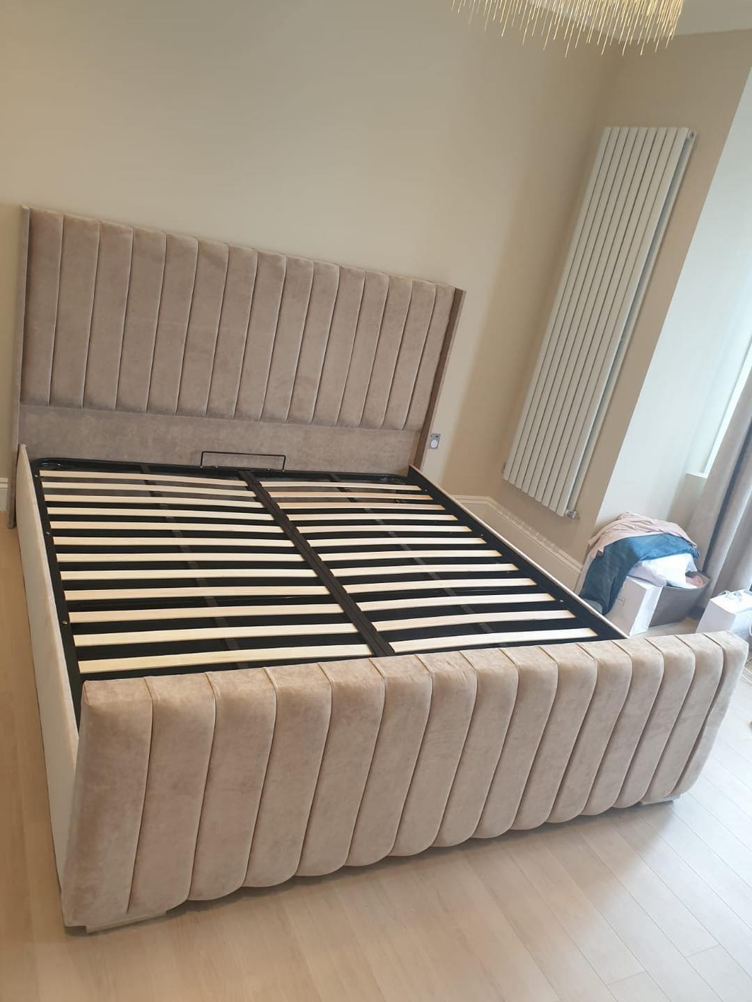 Stylish Lily Winged Bed