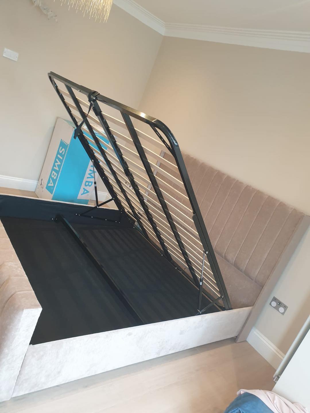 Stylish Lily Winged Bed