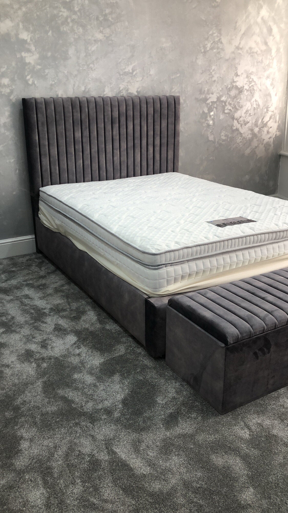 Olivia linear Bed