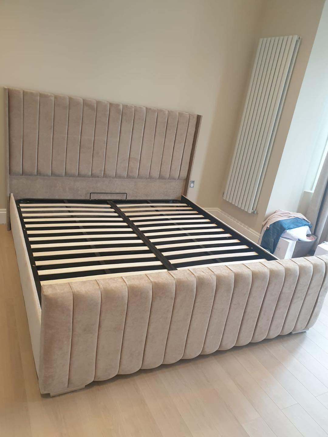 Stylish Lily Winged Bed